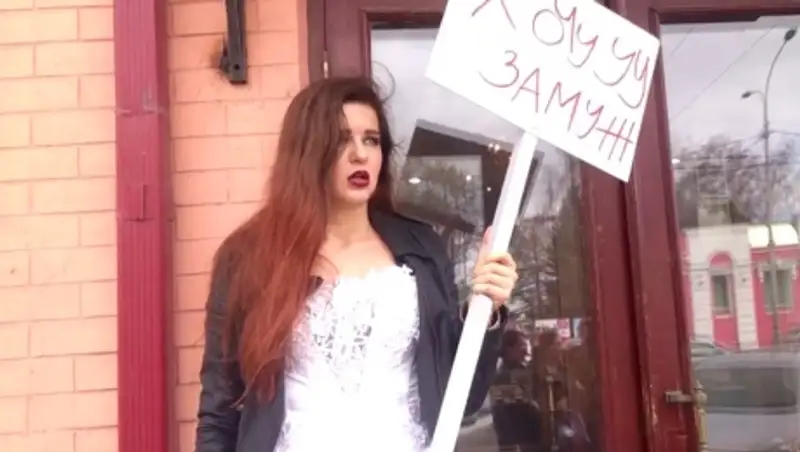 Девушка в свадебном платье приковала себя к ювелирному магазину ради замужества