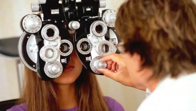 Требуется ли корректировать зрение при слабой степени близорукости и дальнозоркости