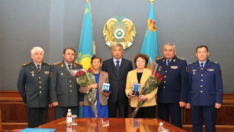 Посмертную награду получили матери погибших в Алматинской области авиаторов