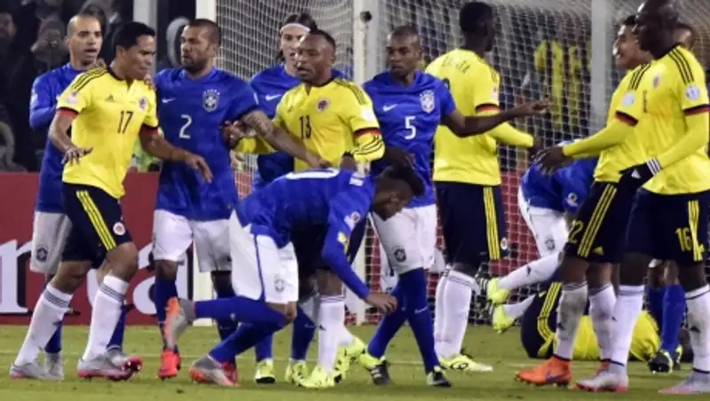 Неймар и Карлос Бакка были удалены за драку после матча Бразилия – Колумбия