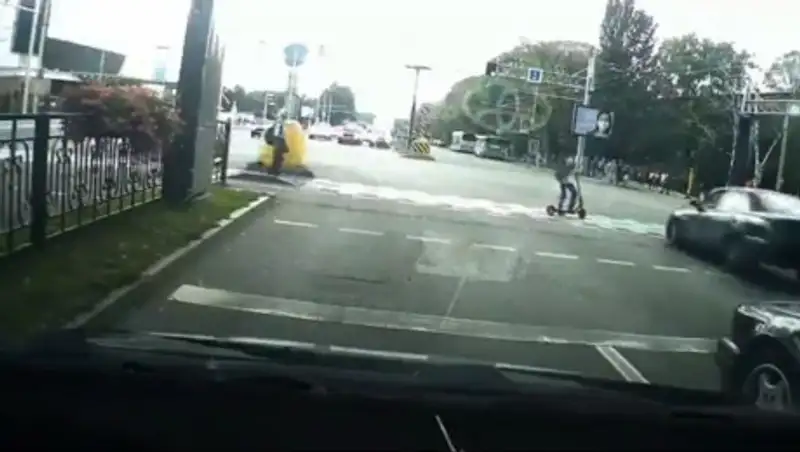 Самокатчика сбили в Алматы, он сбежал