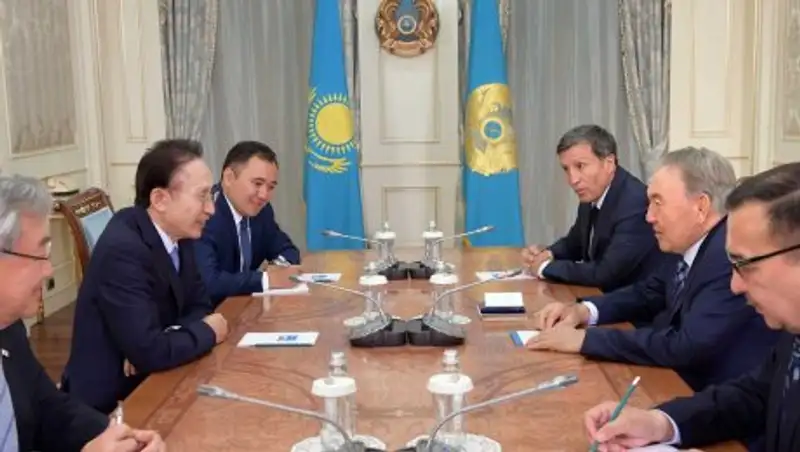 Назарбаев провел встречу с экс-президентом Республики Корея Ли Мен Баком