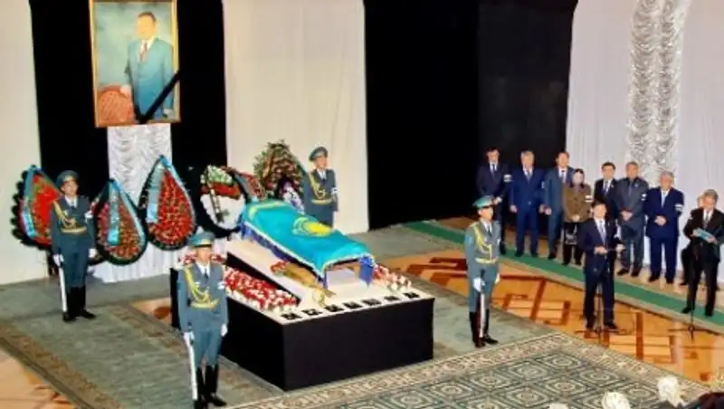 В Алматы простились с бывшим премьер-министром РК Узакбаем Карамановым