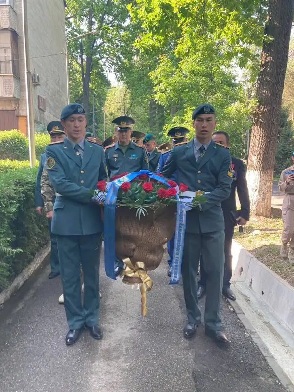 военные почтили память Сагадату Нурмагамбетову, фото - Новости Zakon.kz от 26.05.2023 10:56