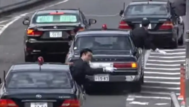 Вежливый кортеж японского премьера впечатлил сеть