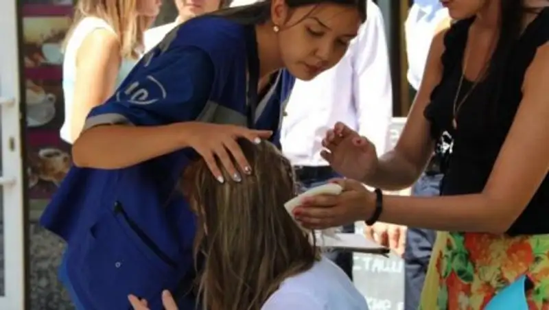 Пострадавшая при падении оконного стекла в Алматы наняла адвоката