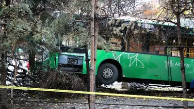 Момент столкновения двух автобусов в Алматы попал на видео , фото - Новости Zakon.kz от 08.11.2022 16:01