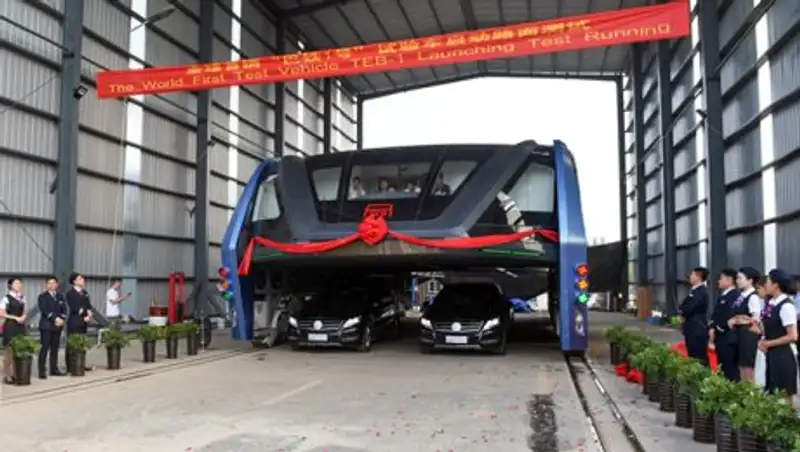 Испытания первого в мире автобуса-портала в Китае