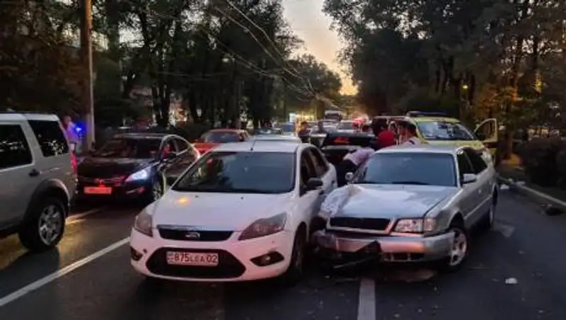 Алматинец под наркотиками спровоцировал массовое ДТП