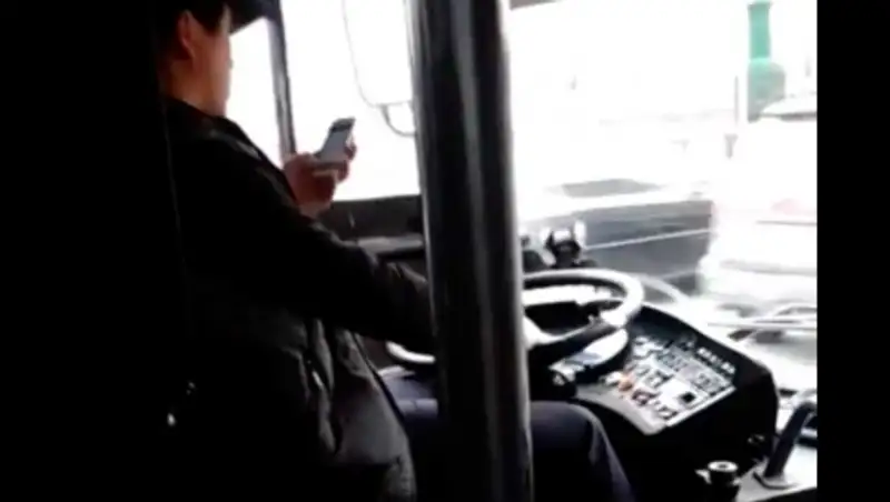 Водитель автобуса, отдавший управление кондуктору, доставлен в алматинскую полицию