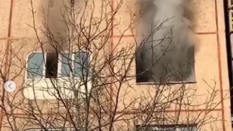 Алматинские пожарные спасли жильца из горевшей квартиры