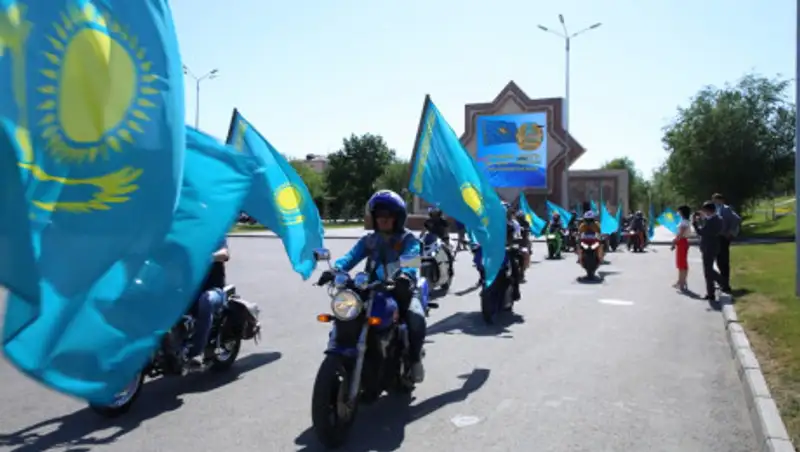 День государственных символов отметили автопробегом в Таразе