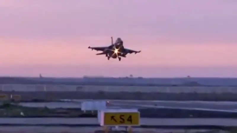 ВВС Египта нанесли удары по лагерям экстремистов на Синае