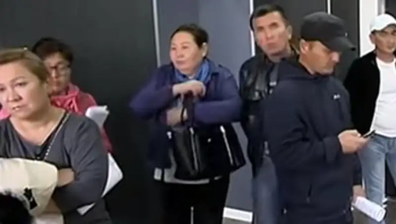 Казахстанцы штурмовали офис рекрутинговой компании в Алматы