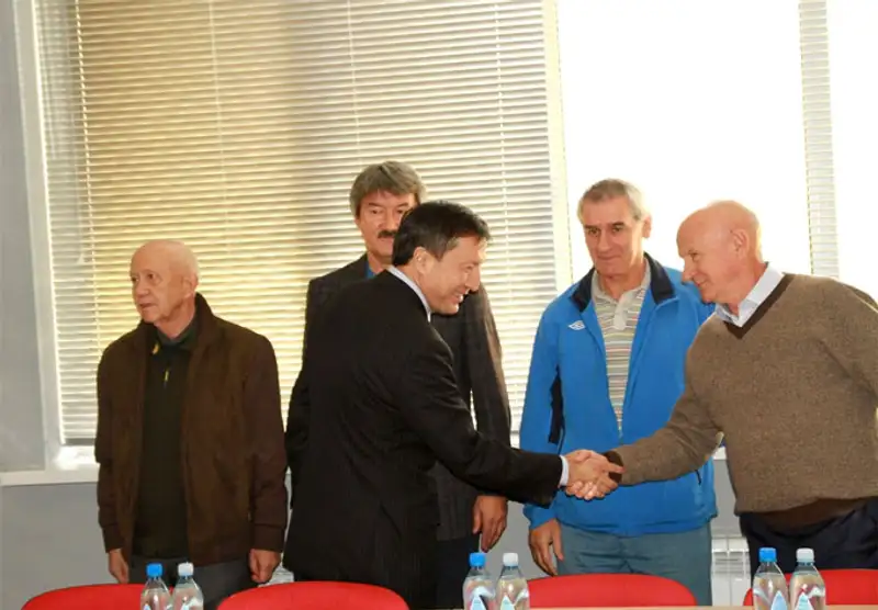 А.Джаксыбеков посетил объекты футбольного клуба «Кайрат», фото - Новости Zakon.kz от 24.10.2013 15:58