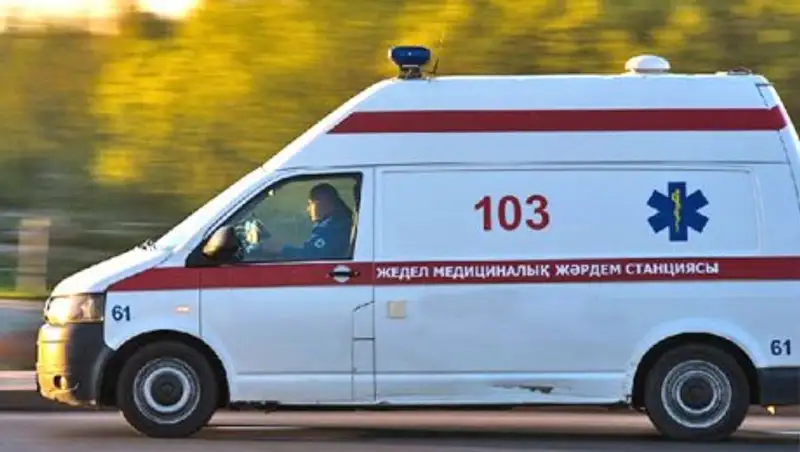 Машина скорой помощи опрокинулась на бок в Костанае