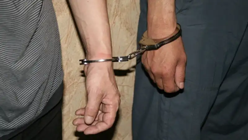 Двух акмолинцев арестовали по подозрению в изнасиловании несовершеннолетней
