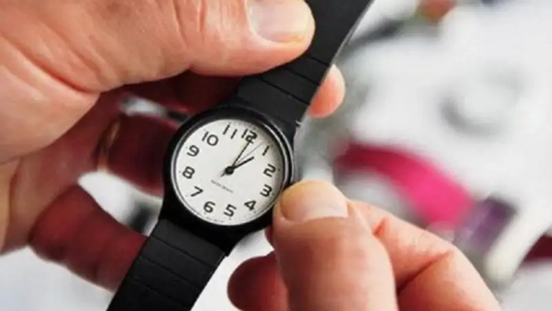 Шесть российских регионов перевели стрелки на час вперед