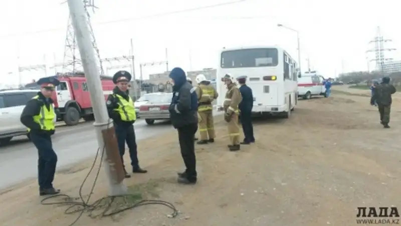 В Актау автобус столкнулся со столбом ЛЭП