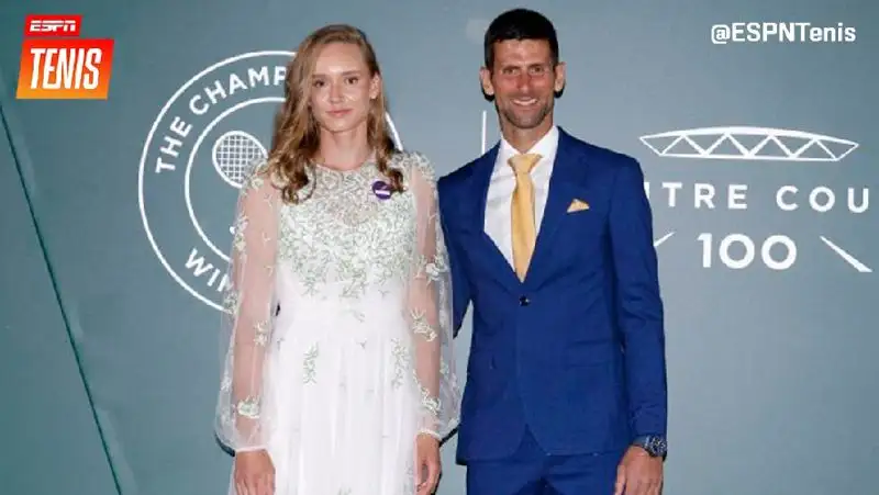 Рыбакина поразила англичан шикарным платьем на ужине в честь чемпионов