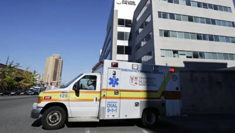 В Нью-Йорке поезд сошел с рельсов и столкнулся с другим составом