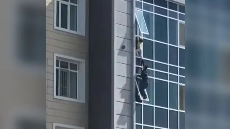 мужчина спас малышку от падения из окна, фото - Новости Zakon.kz от 29.12.2022 09:56