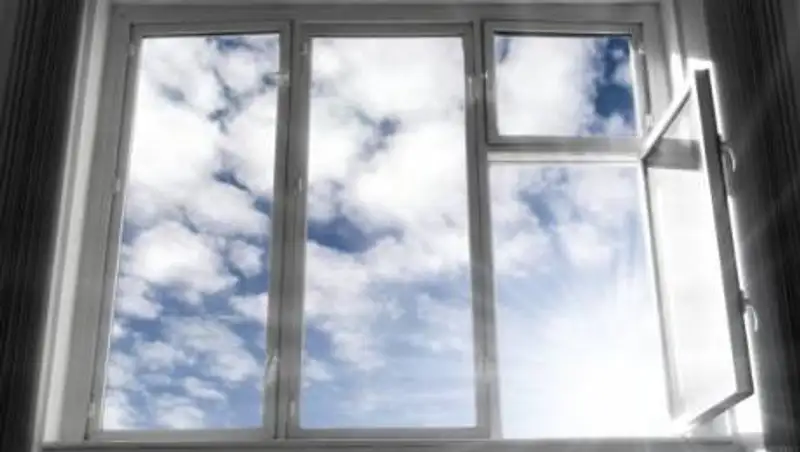 Подросток выбросил из окна седьмого этажа новорожденную сестру в Москве