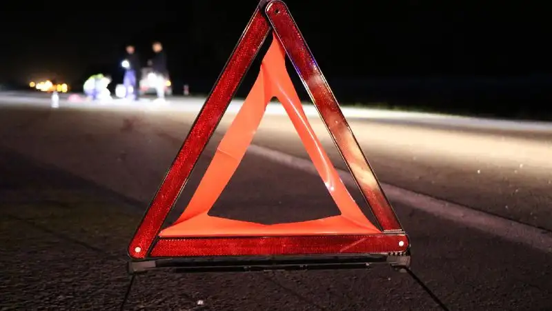 Водитель на высокой скорости влетел в пиццерию в Костанае, трое пострадали