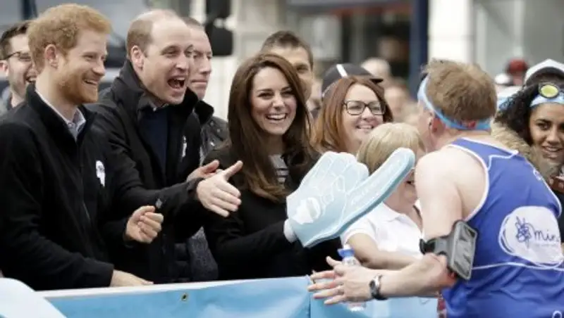 Участник Лондонского марафона облил водой принца Уильяма