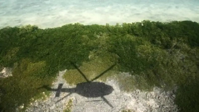 Вертолет с журналистами упал в озеро в Кении