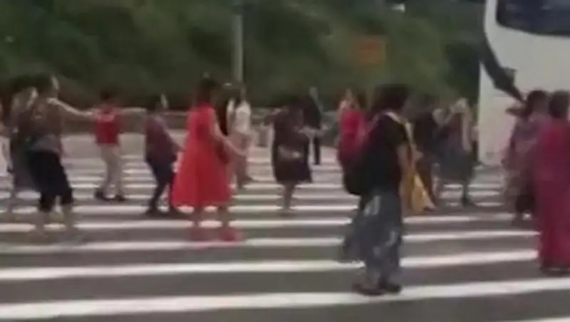 Китайские туристы устроили дискотеку посреди трассы