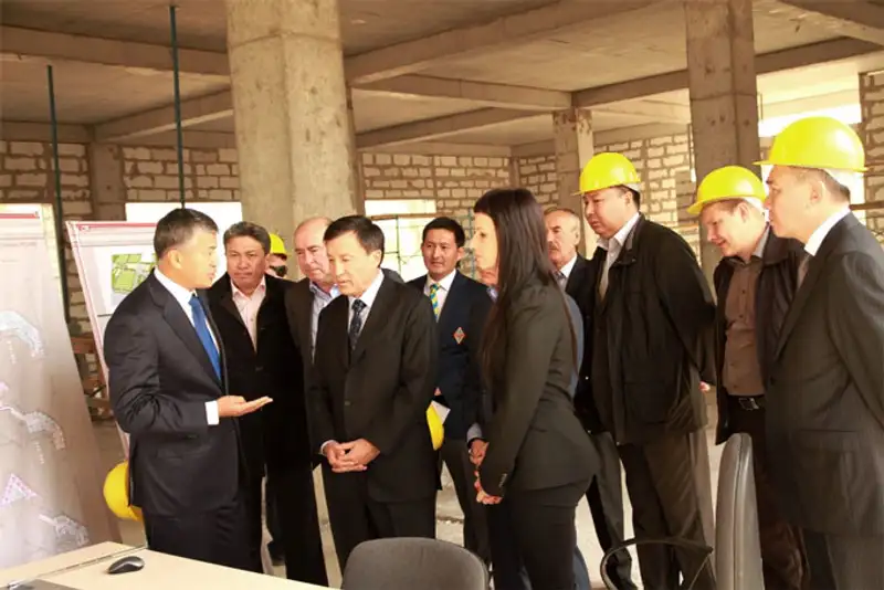 А.Джаксыбеков посетил объекты футбольного клуба «Кайрат», фото - Новости Zakon.kz от 24.10.2013 15:58