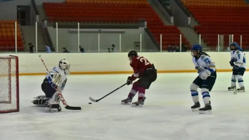 В Астане на Наурыз в хоккейной битве сошлись мужчины и женщины