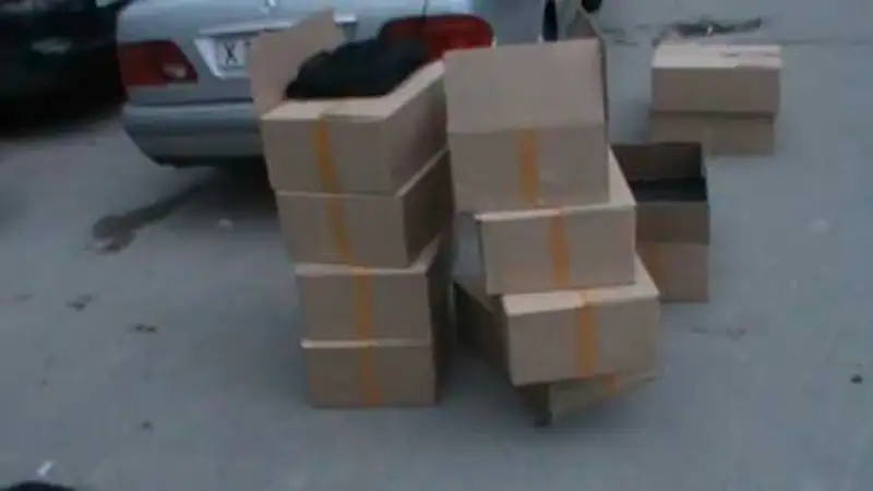 Точку оптовой продажи контрафактных дисков выявили в Алматы (фото), фото - Новости Zakon.kz от 18.11.2013 23:09