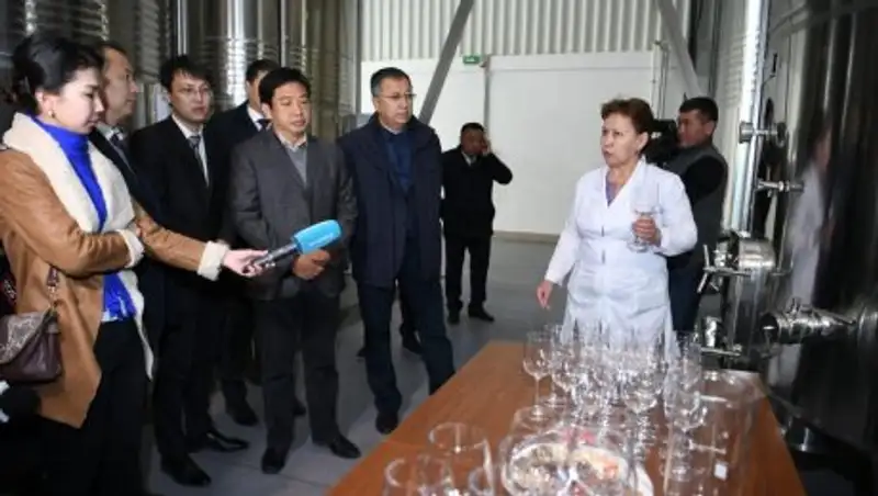 Жансеит Туймебаев ознакомился с работой ТОО "Caspian Food"