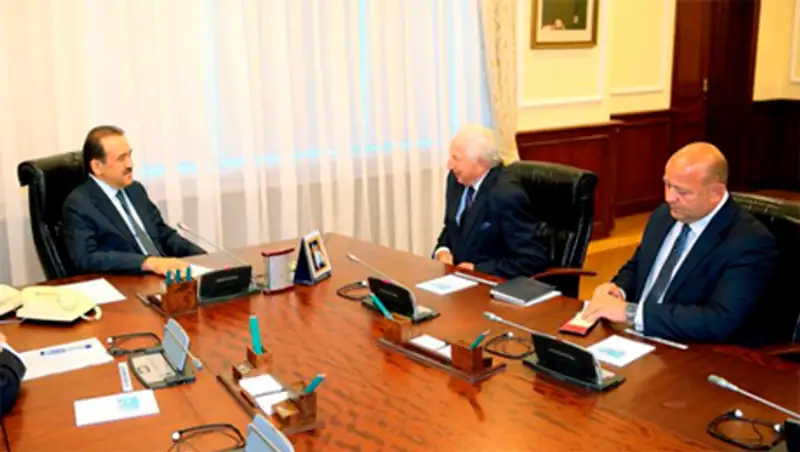 Премьер-министр РК встретился с лордом Гарри Кеннетом Вульфом