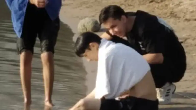 Алматинские спасатели вытащили из воды тонущего парня