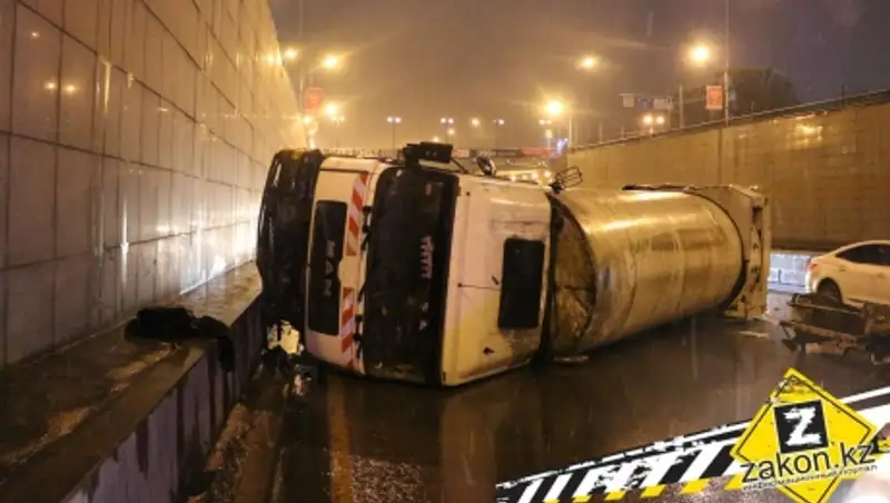 В Алматы из-за отказавших тормозов перевернулся мусоровоз