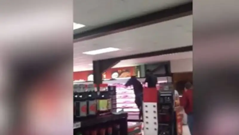 В ЮАР мужчина занялся шопингом на лошади