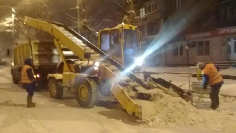 В уборке снега в Алматы задействовано более 2 тысяч рабочих