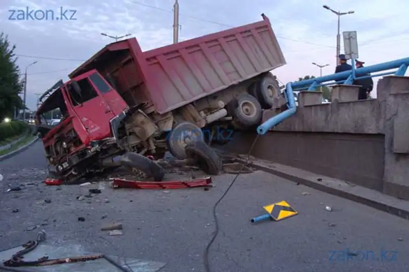 Грузовик «свалился» с моста в Алматы, зацепив внедорожник (фото) Грузовик «свалился» с моста в Алматы, зацепив внедорожник (фото), фото - Новости Zakon.kz от 17.05.2013 17:14