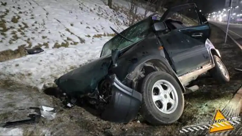 В Алматы водитель Honda оказался зажатым в салоне авто после ДТП