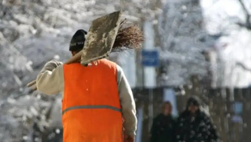 Дворник Центрального парка Алматы сломал женщине руку