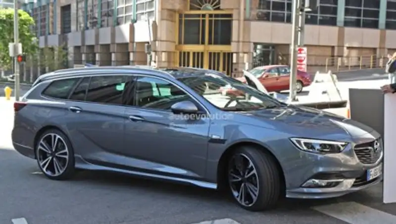 Новый Opel Insignia снят шпионами без камуфляжа