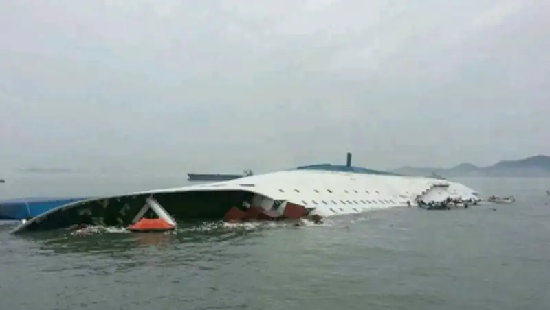 Жертвами крушения парома в Конго стало более 100 человек