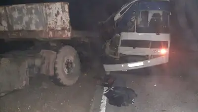 авария, автобус, КамАЗ, фото - Новости Zakon.kz от 18.12.2021 11:27