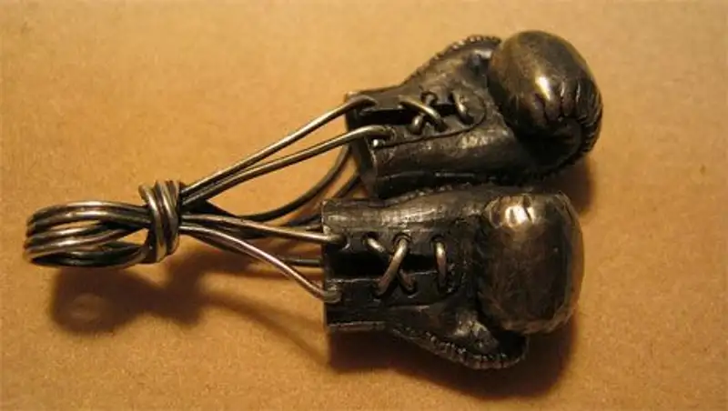 Федерация бокса РК открыла в Астане бутик брендовой одежды и сувениров