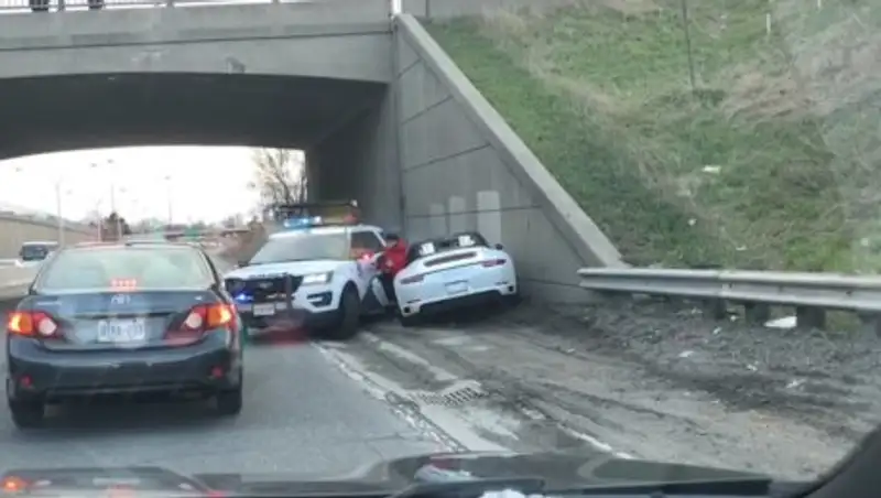 Угонщик на Porsche попытался протаранить полицейский внедорожник