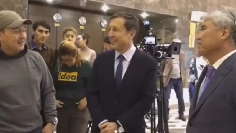 Акан Сатаев поделился кадрами со съемочной площадки фильма о Президенте