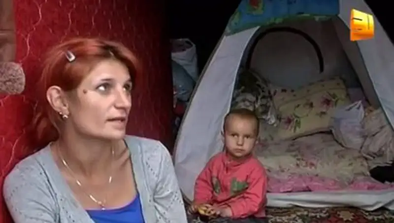 В Астане многодетная семья после пожара вынуждена жить в вагончике 